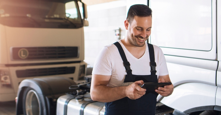 LKW-Fahrer bestellt LKW-Ersatzteil per Tablet