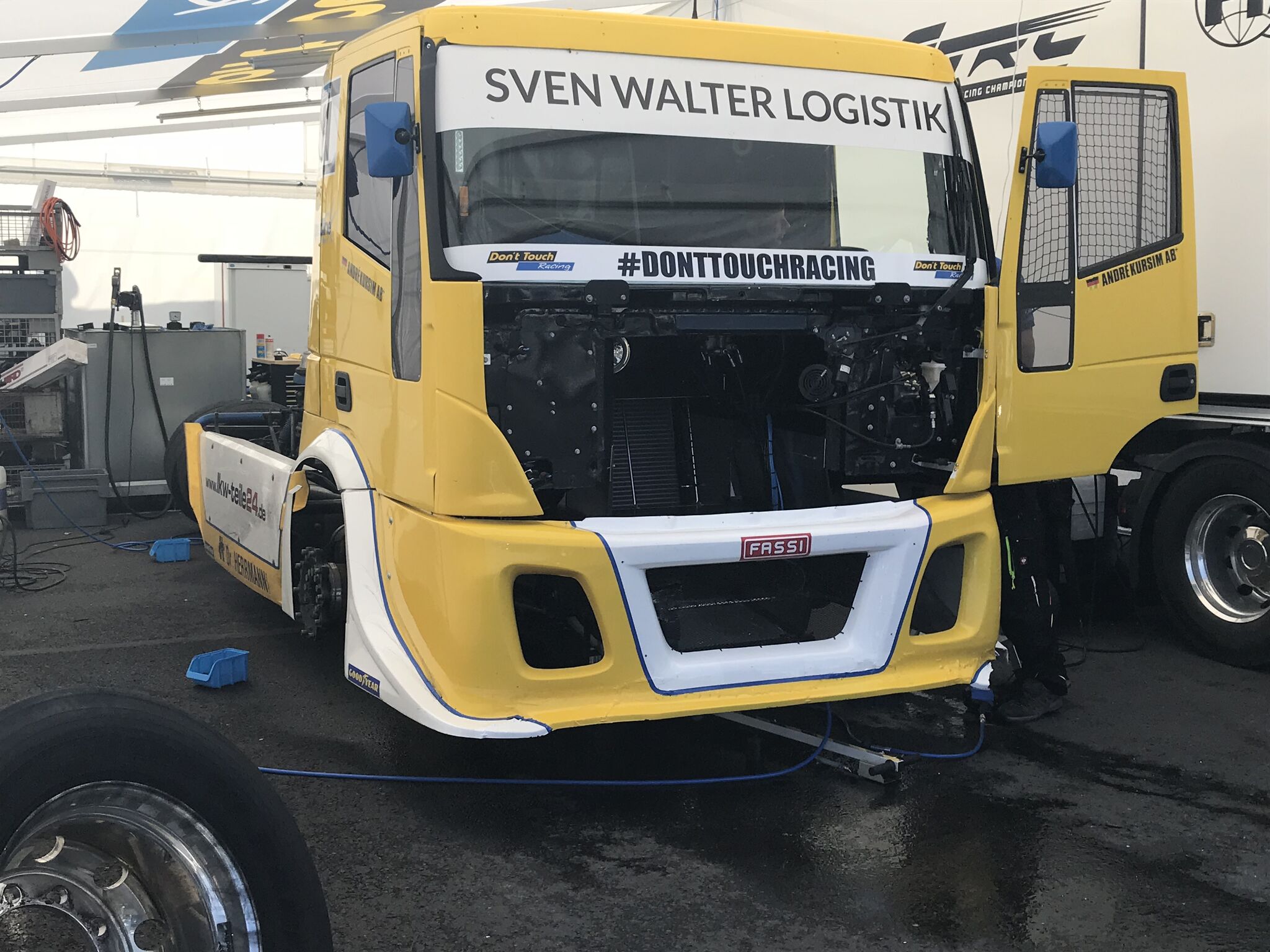 Renntruck in der Werkstatt
