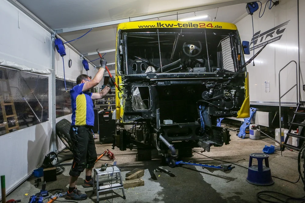 Renntruck in der Werkstatt